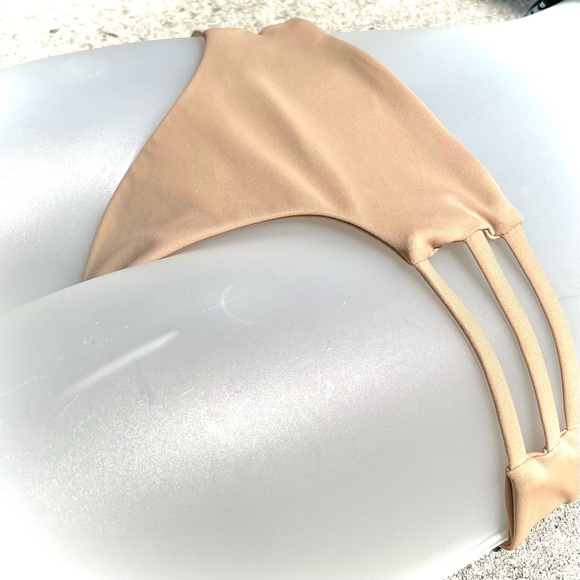 Bettinis Nude Strappy Bikini Bottom Size M Lowrise Surfer Free People Cheeky - Picture 4 of 7